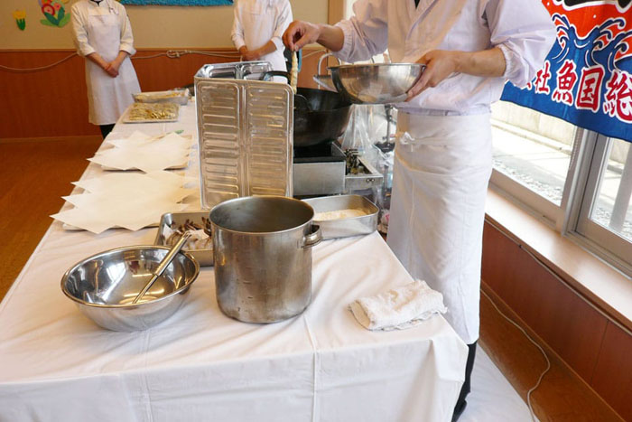介護施設での調理実習。スタッフと入居者が一緒に食事準備をしている風景。